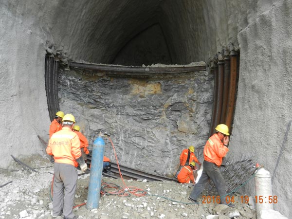 隧道通过特殊地质地段施工时应注意